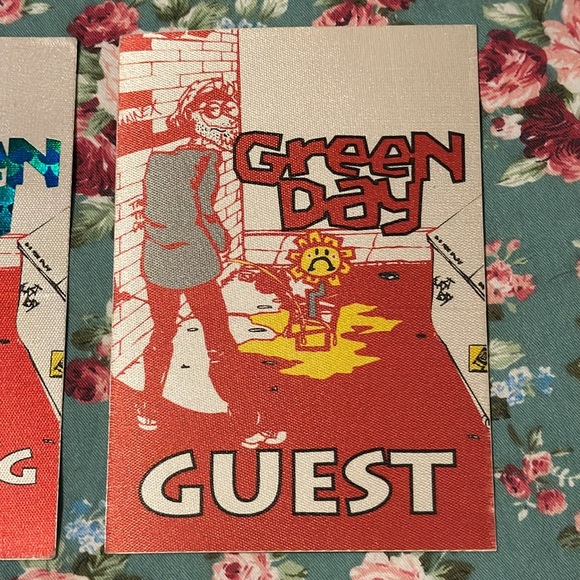 GREEN DAY! Concert patches/passes/ working crew, Guest! Lot of 2 excellent shape - Picture 3 of 5